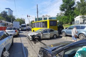 Некерований трамвай у Києві протаранив десятки машин на Подолі