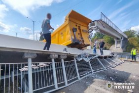 На трасі Київ-Одеса обвалився пішохідний міст просто на проїжджу частину